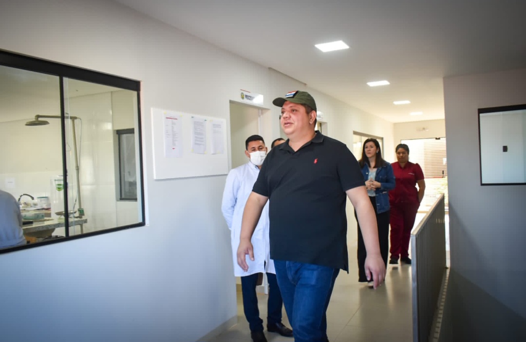 Gobernador electo Juancho Acosta visita puesto de salud del barrio Obrero
