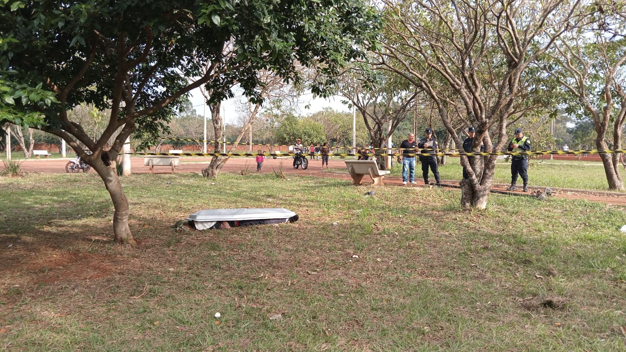 Hallan un cadáver en una plaza de Pedro Juan