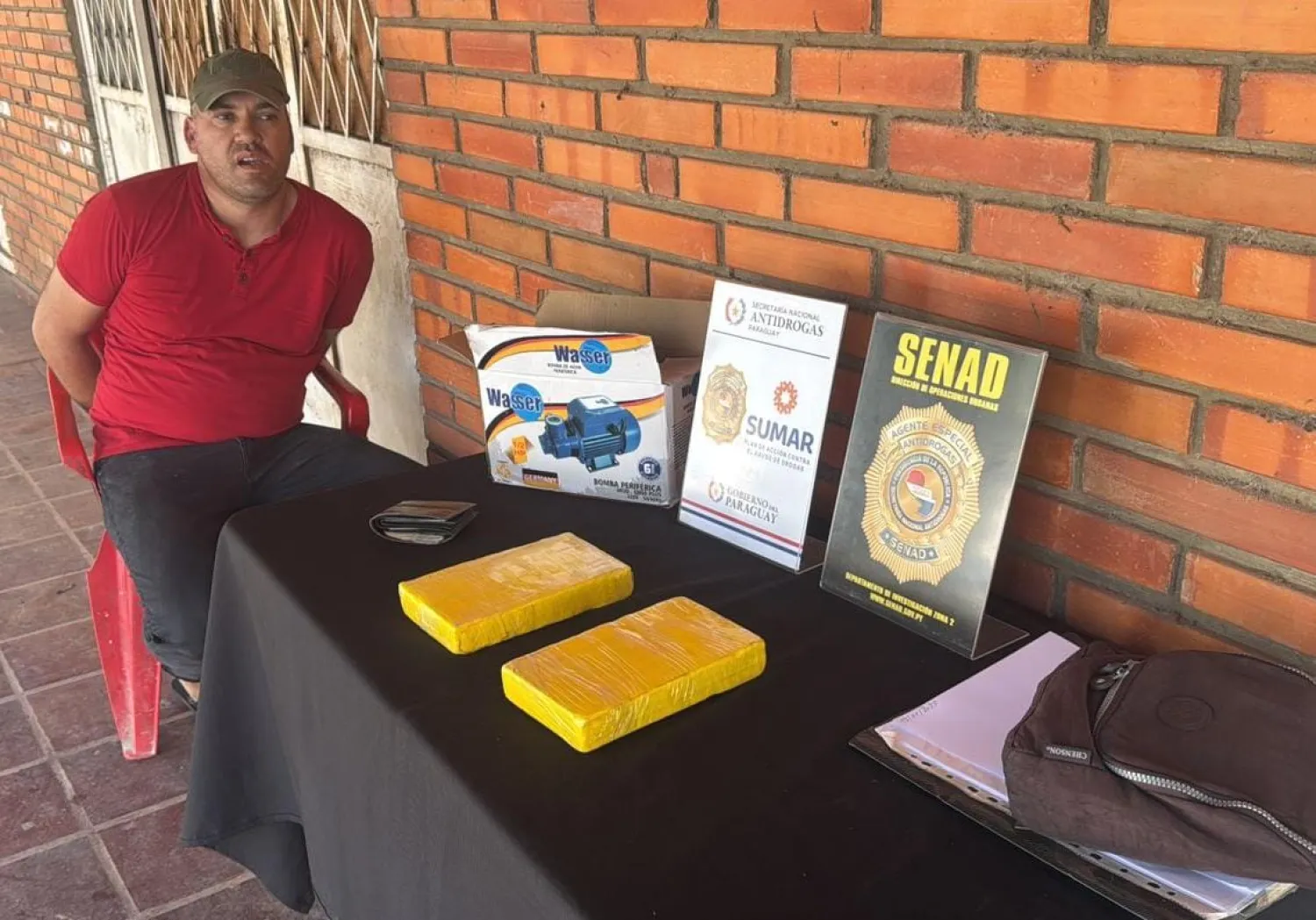 Detienen a un policía con paquetes de cocaína