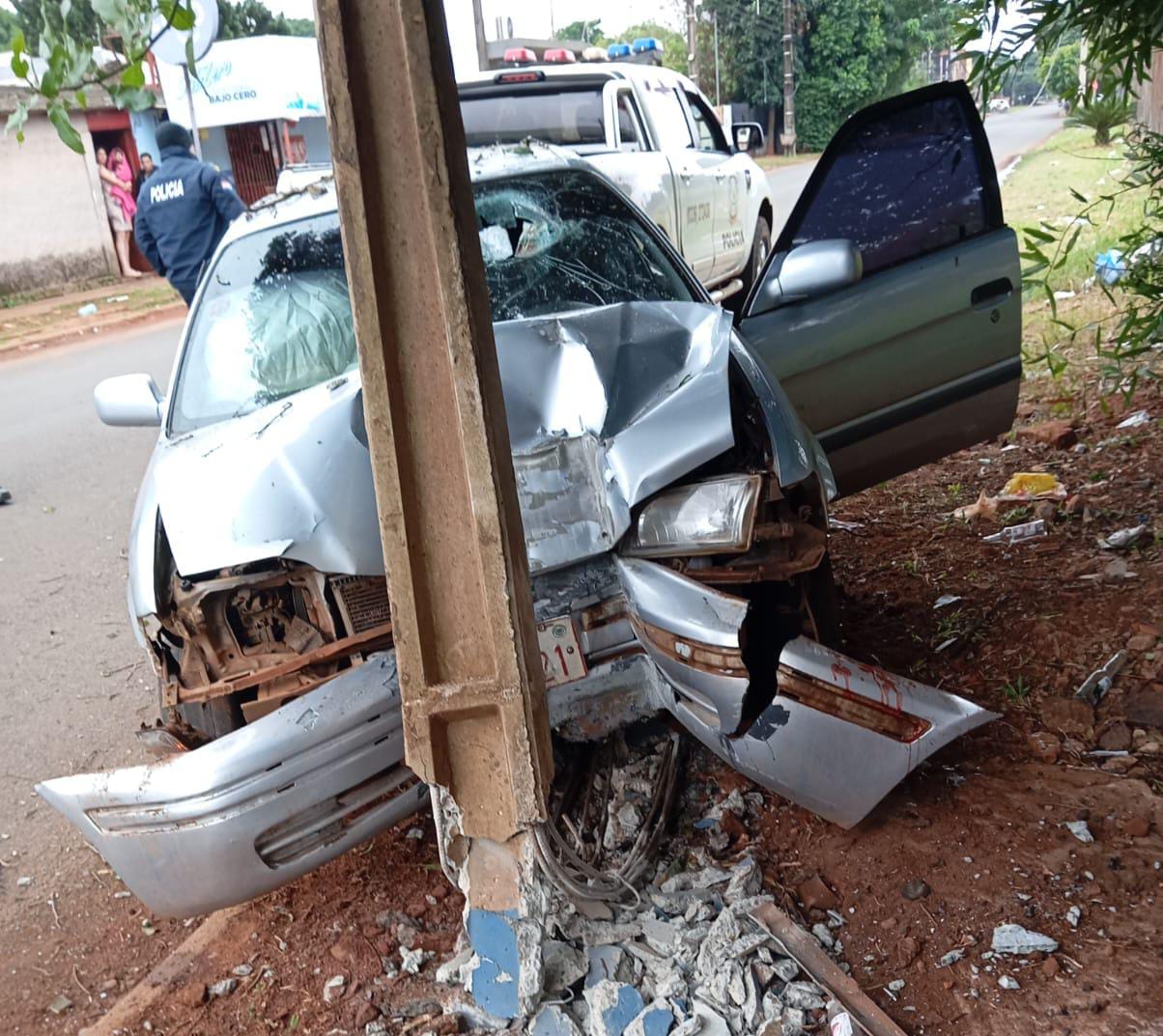Automovilista pierde control y choca por una columna en Pedro Juan.