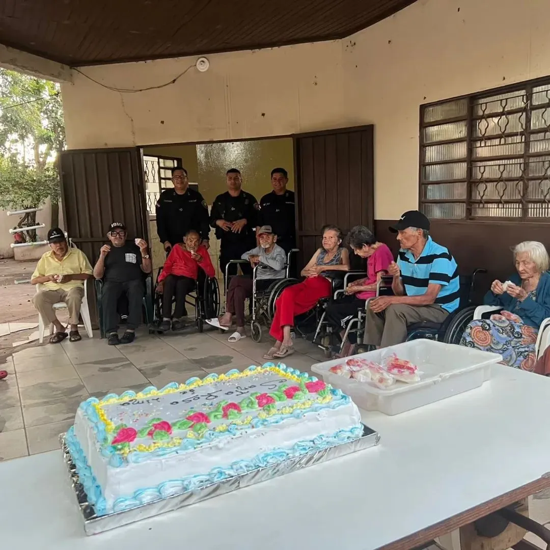 Agentes de la Comisaría Primera celebran su día compartiendo con adultos mayores en Pedro Juan