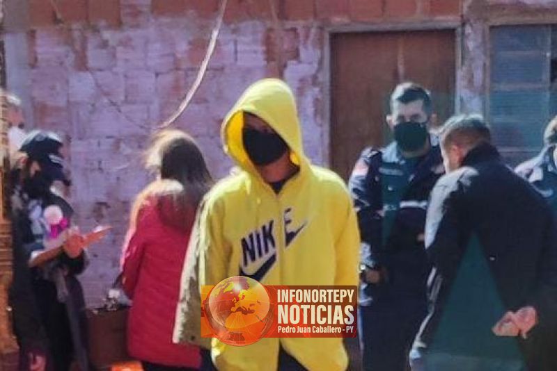 Detienen a un joven durante allanamiento en Pedro Juan con una pistola.