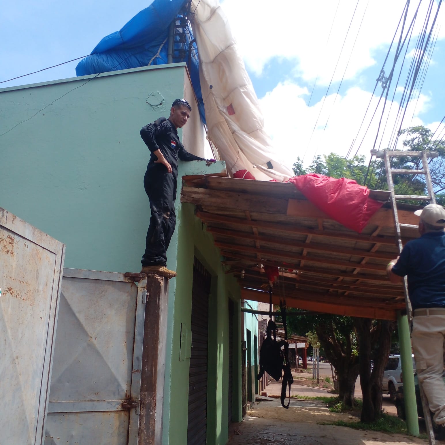 Paracaidista aterriza sobre el techo de una casa en Pedro Juan