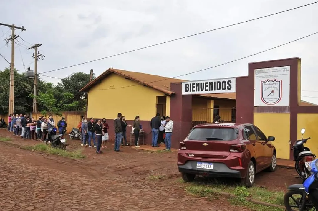 1500 PADRES DE FAMILIA SALDRIAN A MANIFESTARSE A FAVOR DE LA Resolución N° 963/2025 del MEC y la Determinación de la Dirección Dptal de Amambay.