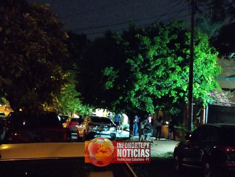Desconocidos acribillan a un empresario frente a su casa en Asunción