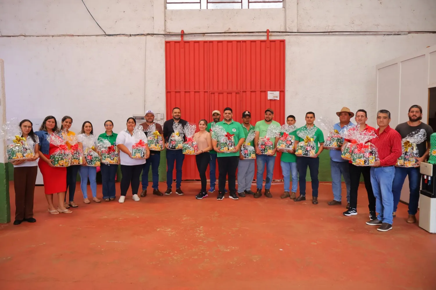 Municipalidad de Cerro Corá entrega canastas navideñas a funcionarios y concejales