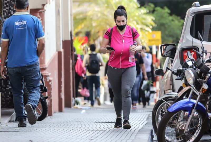 Disminuyen contagios de covid-19 pero se mantiene el pico de internaciones