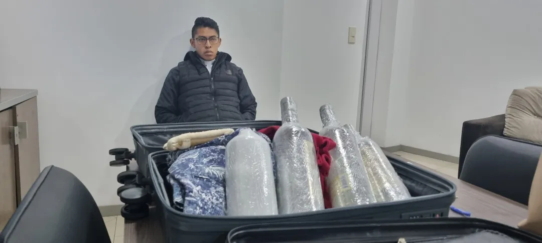 Cae supuesto diácono mexicano con drogas sintéticas en el equipaje