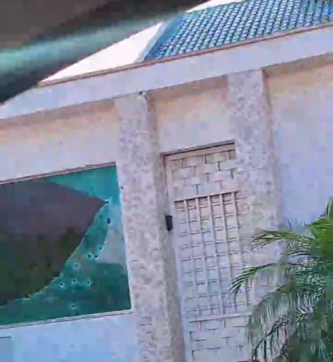Atacan a tiros lujosa residencia en Ponta Porã