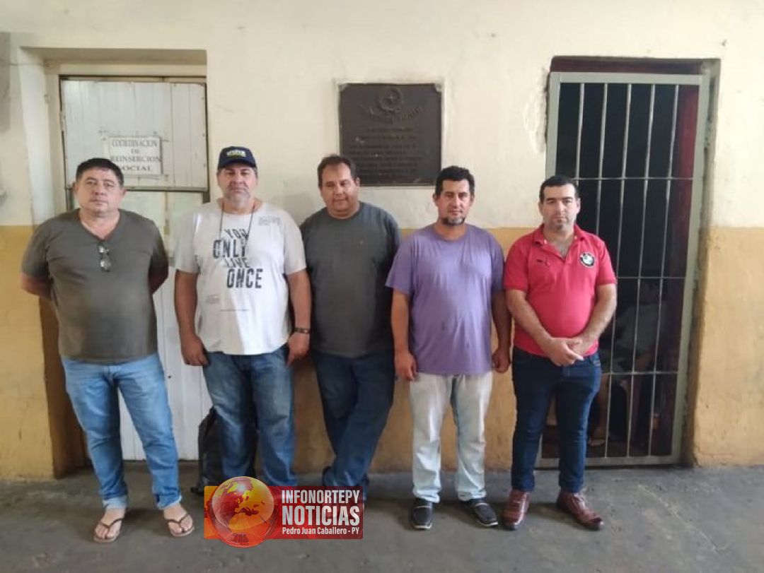 Líderes camioneros procesados por extorsión son trasladados a Tacumbú
