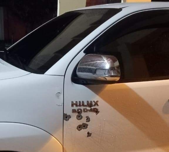 Desconocidos balean una camioneta y ocupantes quedan heridos