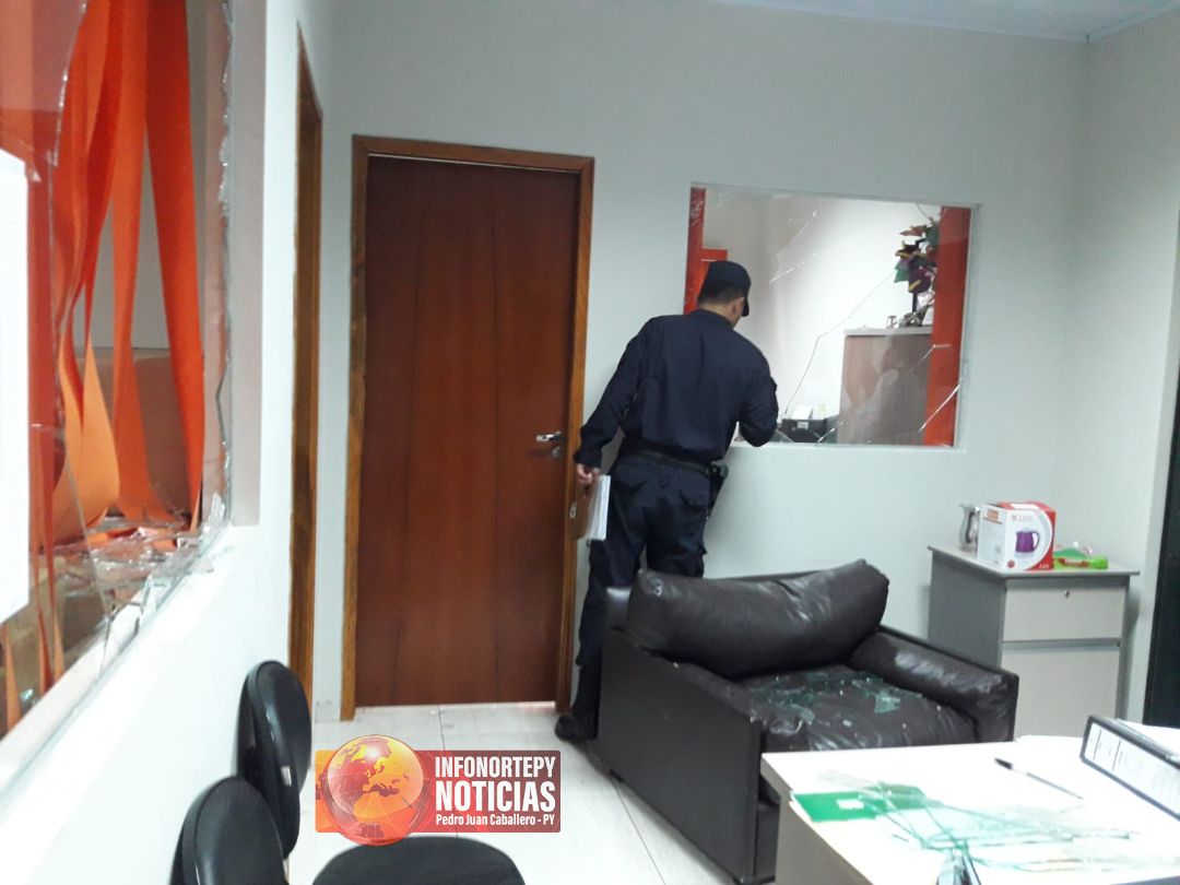 Desconocidos ingresaron a la Gobernación en busca de documentos y realizaron destrozos.