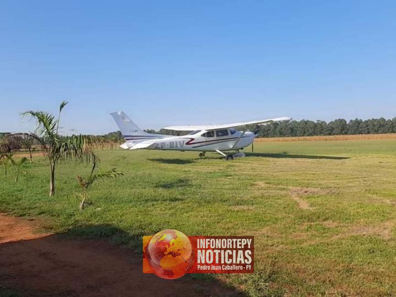 Delincuentes simulan ser policías y roban una avioneta y una camioneta
