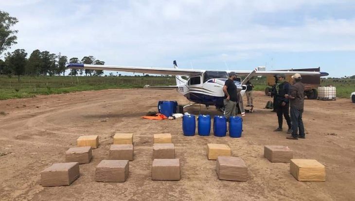 Incautan avioneta con 400 kilos de cocaína en Misiones