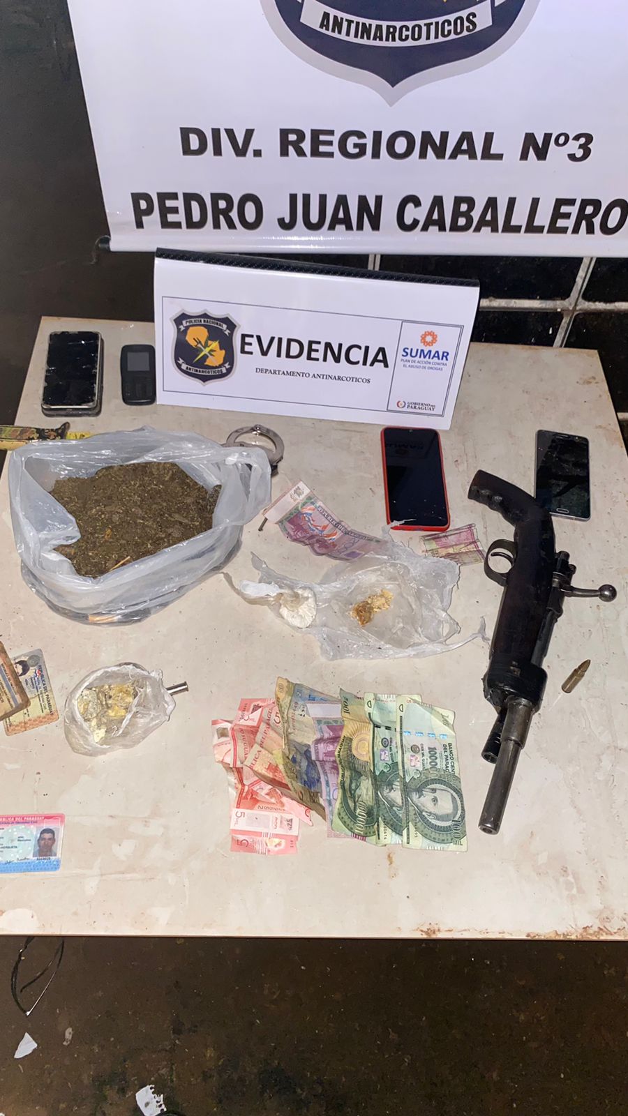 Antinarcóticos durante allanamiento en Pedro Juan hallan fusil recortado y drogas