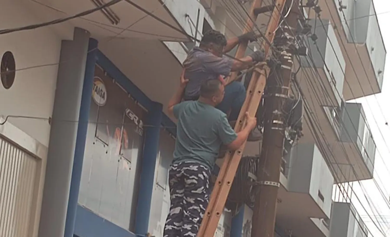 Rescatan a funcionario de la ANDE electrocutado que quedó colgado de una escalera en Pedro Juan