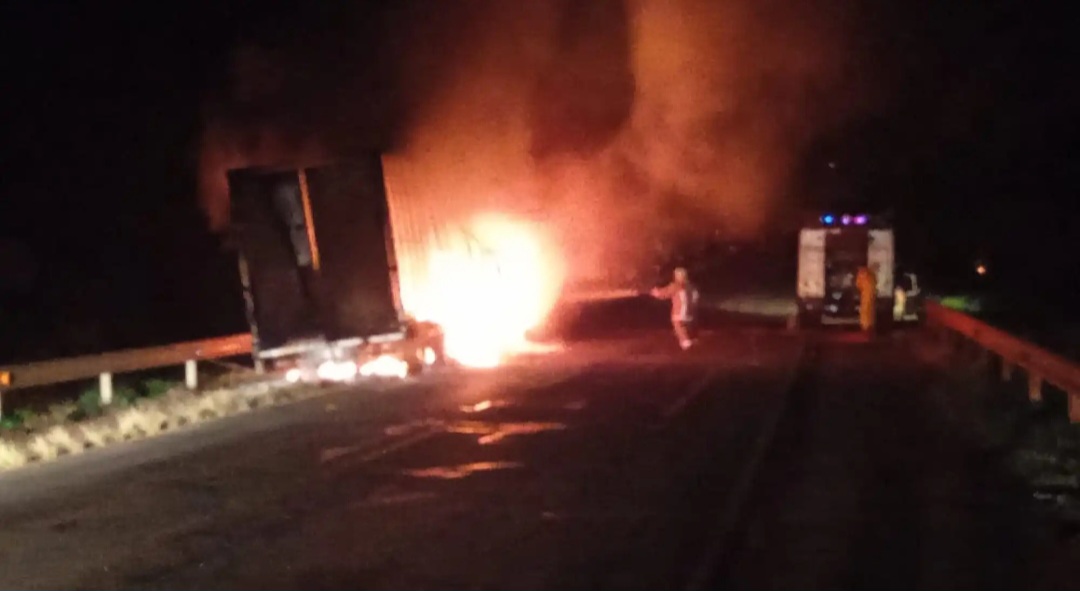 Nuevo ataque a un camión transportador, que fue incendiado en Canindeyú
