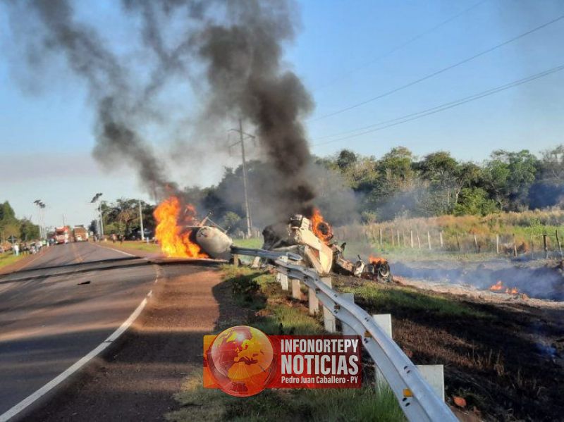 Camión cisterna arde en llamas tras volcar en Ñumí