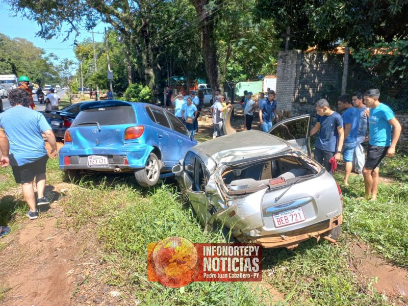 Chofer de camión pierde el control e impacta contra varios vehículos
