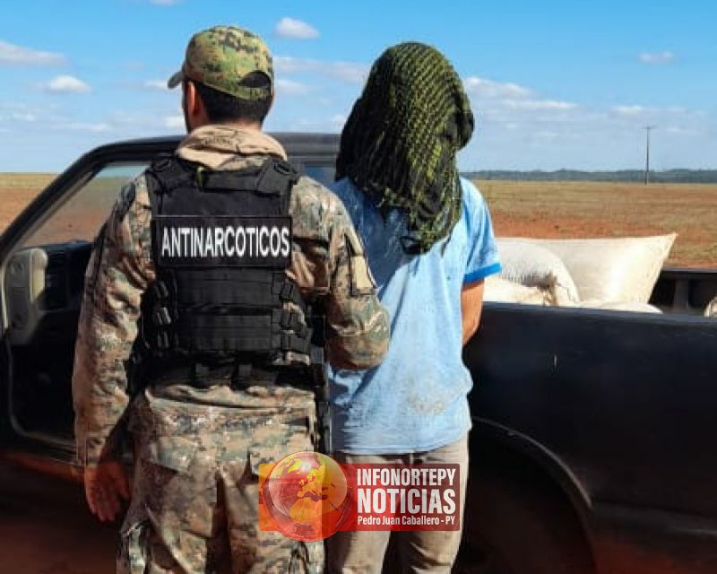 Antinarcóticos de Capitán Bado detienen a un hombre que transportaba marihuana en bolsas.