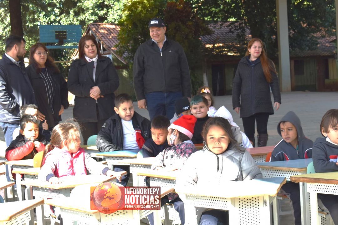 Juancho Acosta concreta donaciones de mesas y sillas en escuelas de PJC