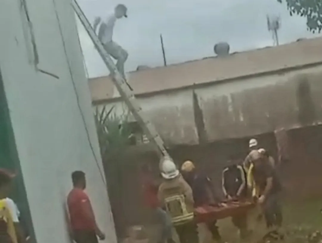 Joven sufre graves quemaduras tras electrocución en Pedro Juan