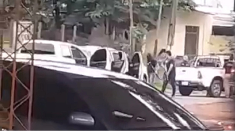 Hombres encapuchados rescatan a un detenido de una patrullera