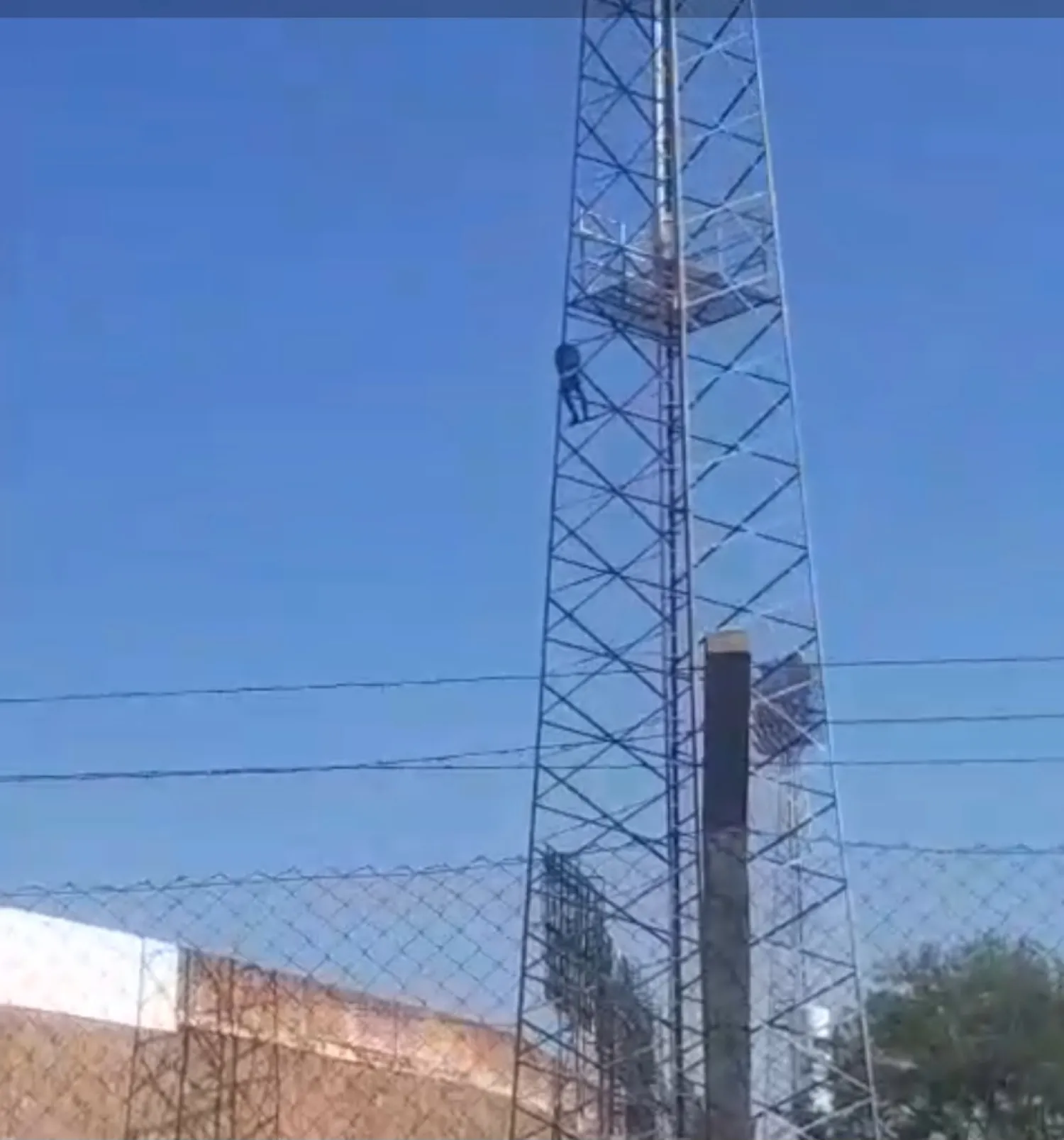 Hombre sube a torre del estadio Río Parapití y es rescatado tras media hora de tensión