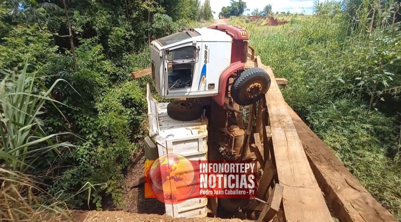 Camión de gran porte cayó en un arroyo en Potrero Sur