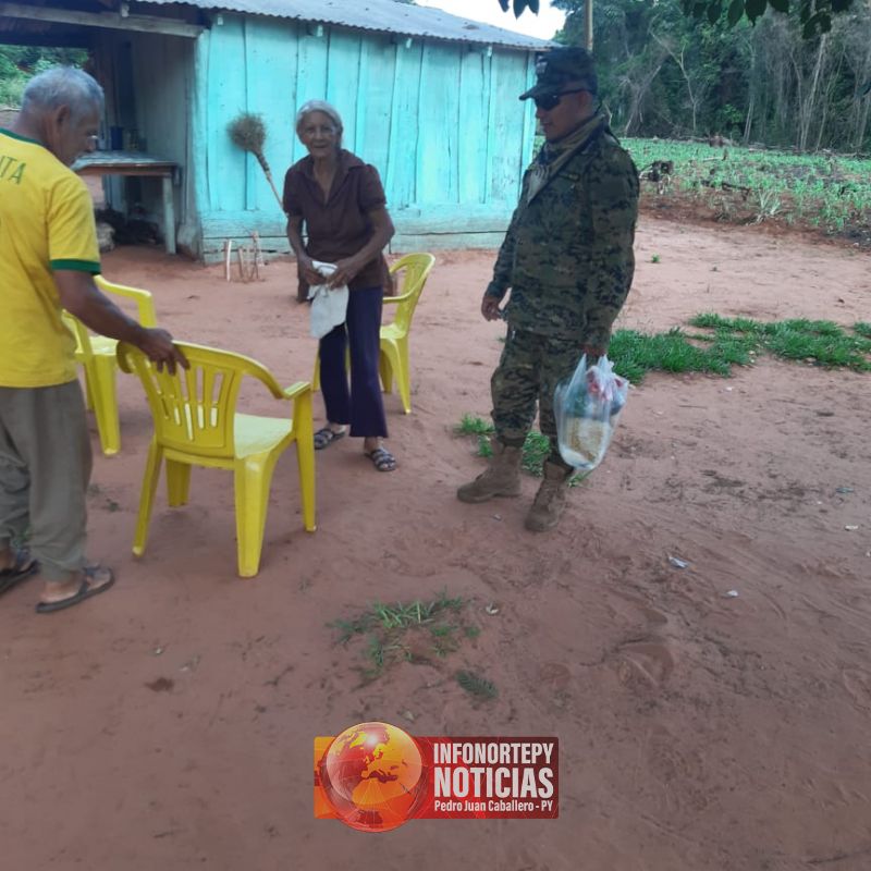 Agentes policiales realizan entrega kits alimentos en Kurusú de Hierro.