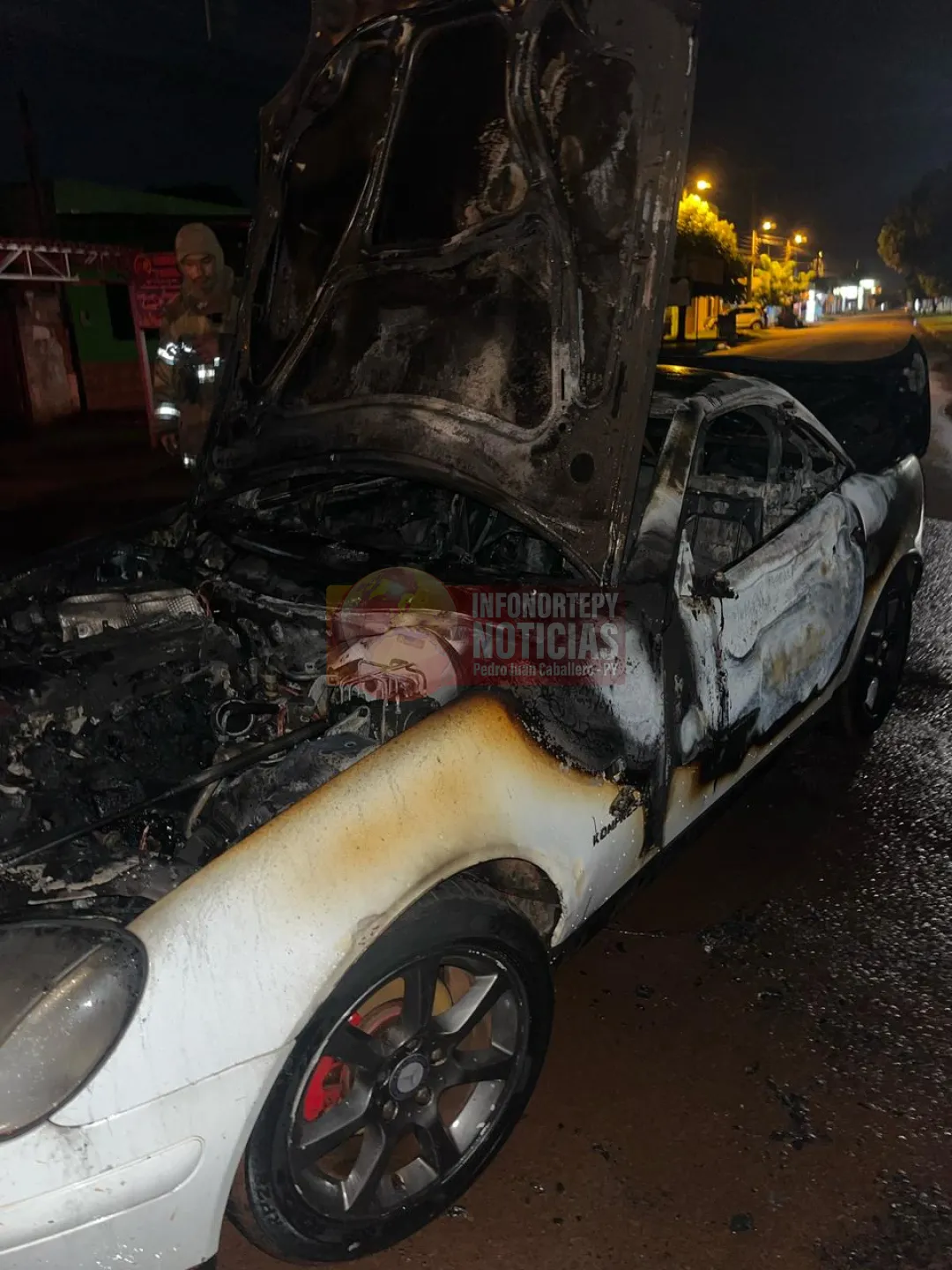 Incendio intencional destruye vehículo de lujo en Pedro Juan