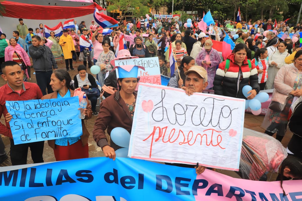 Multitudinaria marcha bajo la lluvia contra la “transformación educativa 2030”