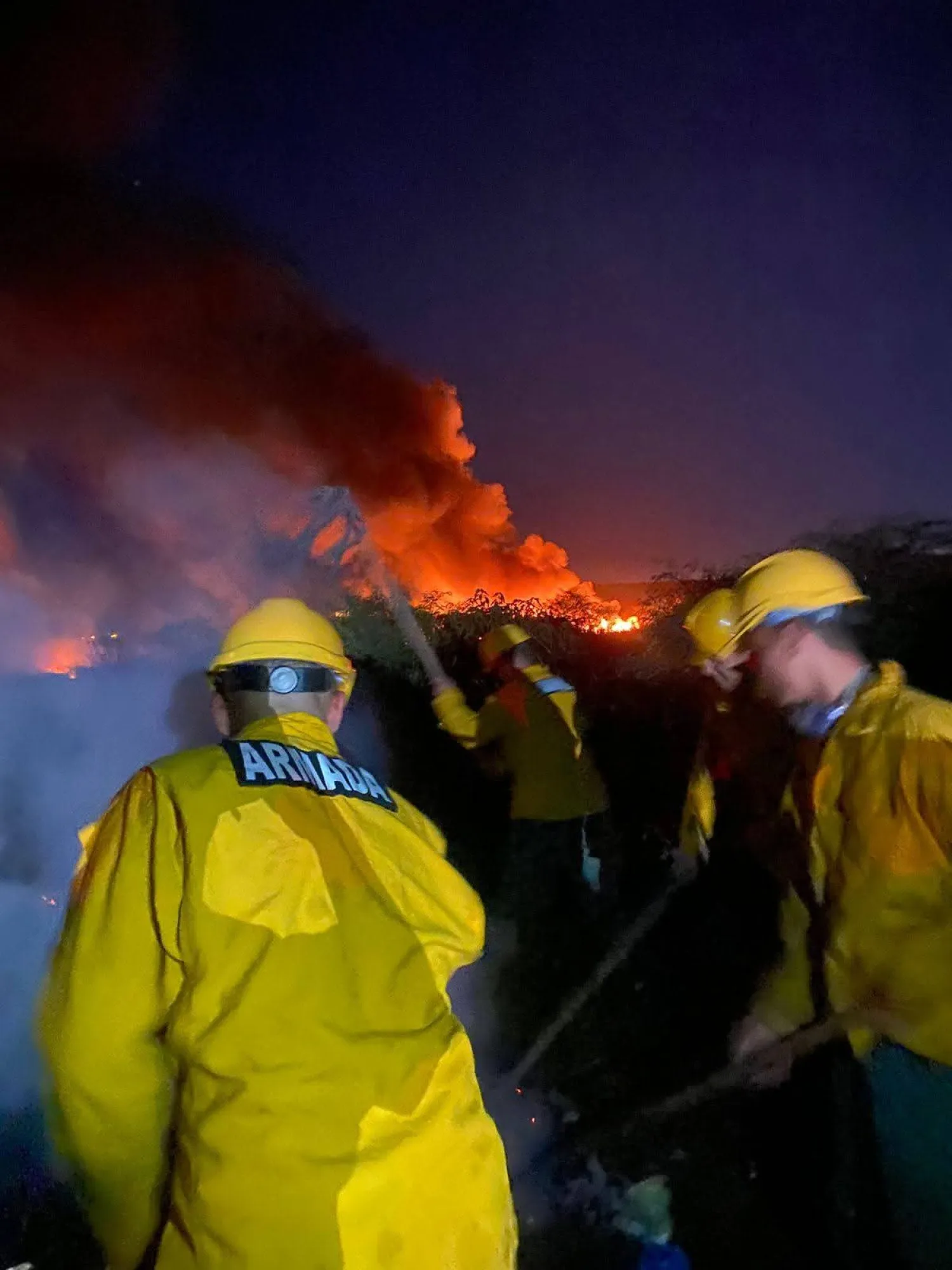 Bomberos del Ejército y la Armada combaten el fuego en la Costanera Sur de Asunción