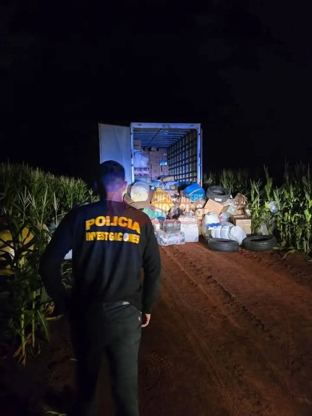 En un operativo tipo comando, asaltan camión de encomiendas y patrullera
