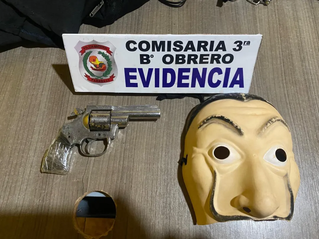 Dos hermanos detenidos con revólver y máscara en Pedro Juan