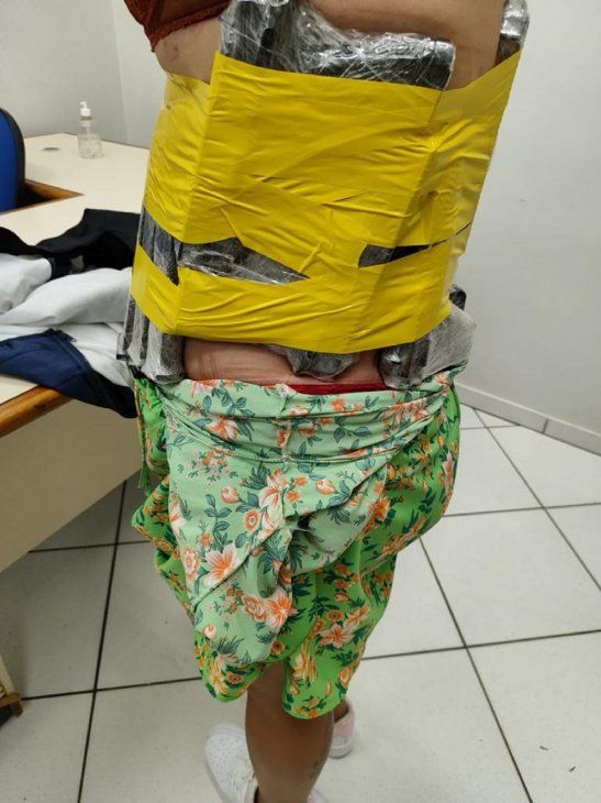 Cae en Brasil una mujer que llevaba desde CDE armas pegadas al cuerpo