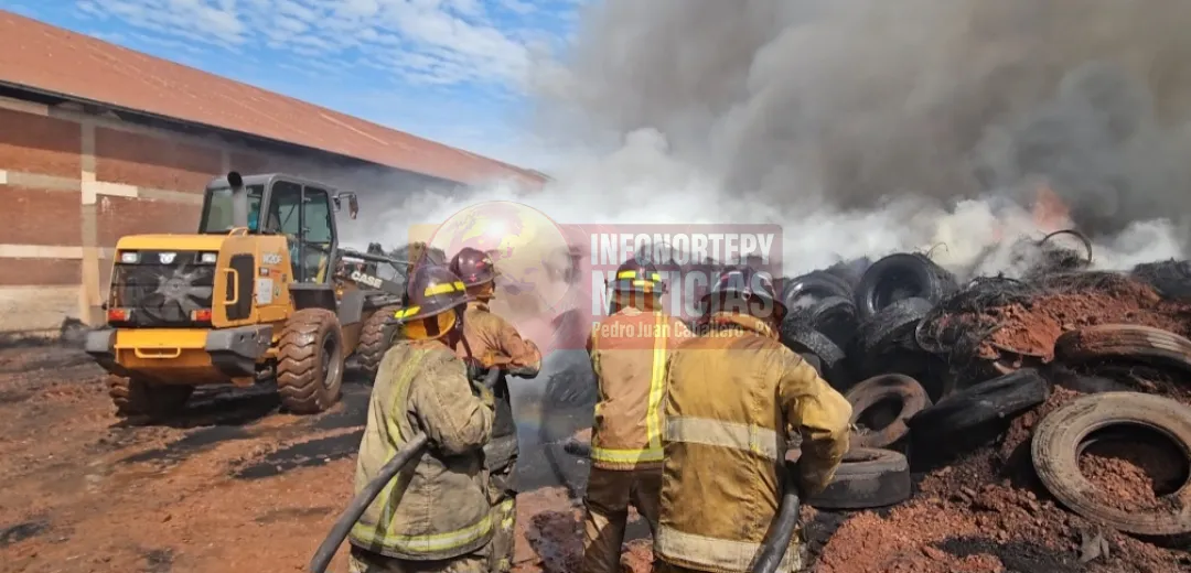 Voraz incendio consume depósito de cubiertas en Pedro Juan