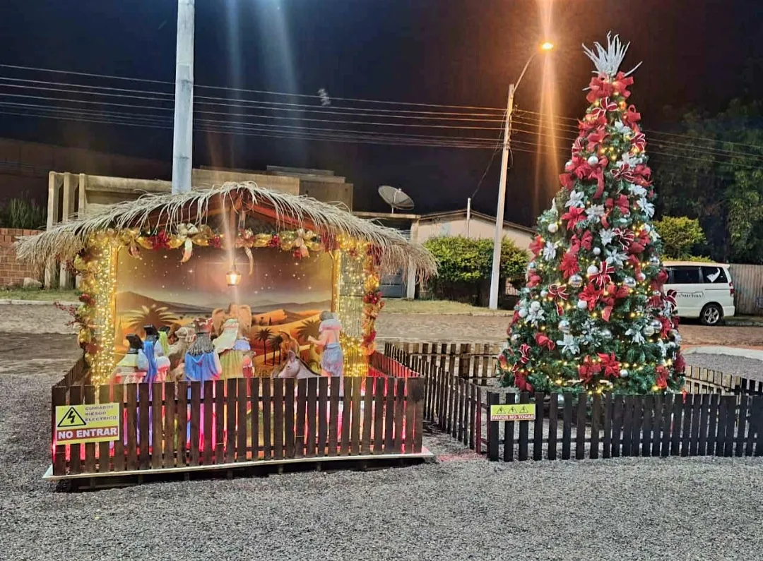 Zanja Pyta se viste de Navidad con pesebre y árbol en la plaza central