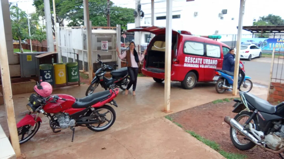 Motocicletas mal estacionadas bloquean acceso de ambulancia en el Hospital Regional