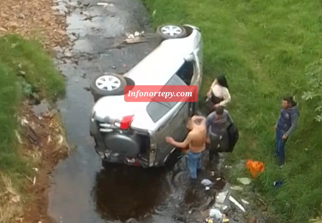Vehículo con tres ocupantes cayó en un arroyo en Pedro Juan.