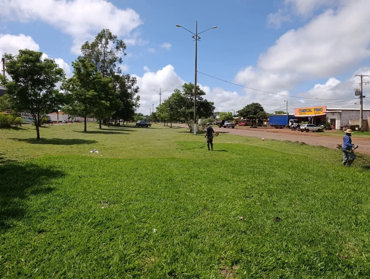 Municipalidad de Zanja Pyta realiza limpieza y mantenimiento de áreas verdes sobre la Línea Internacional