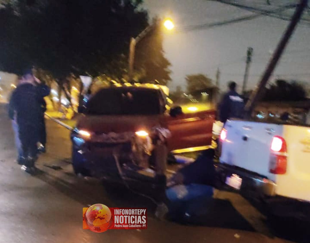 Policía embistió contra rotonda y derribó columna en PJC