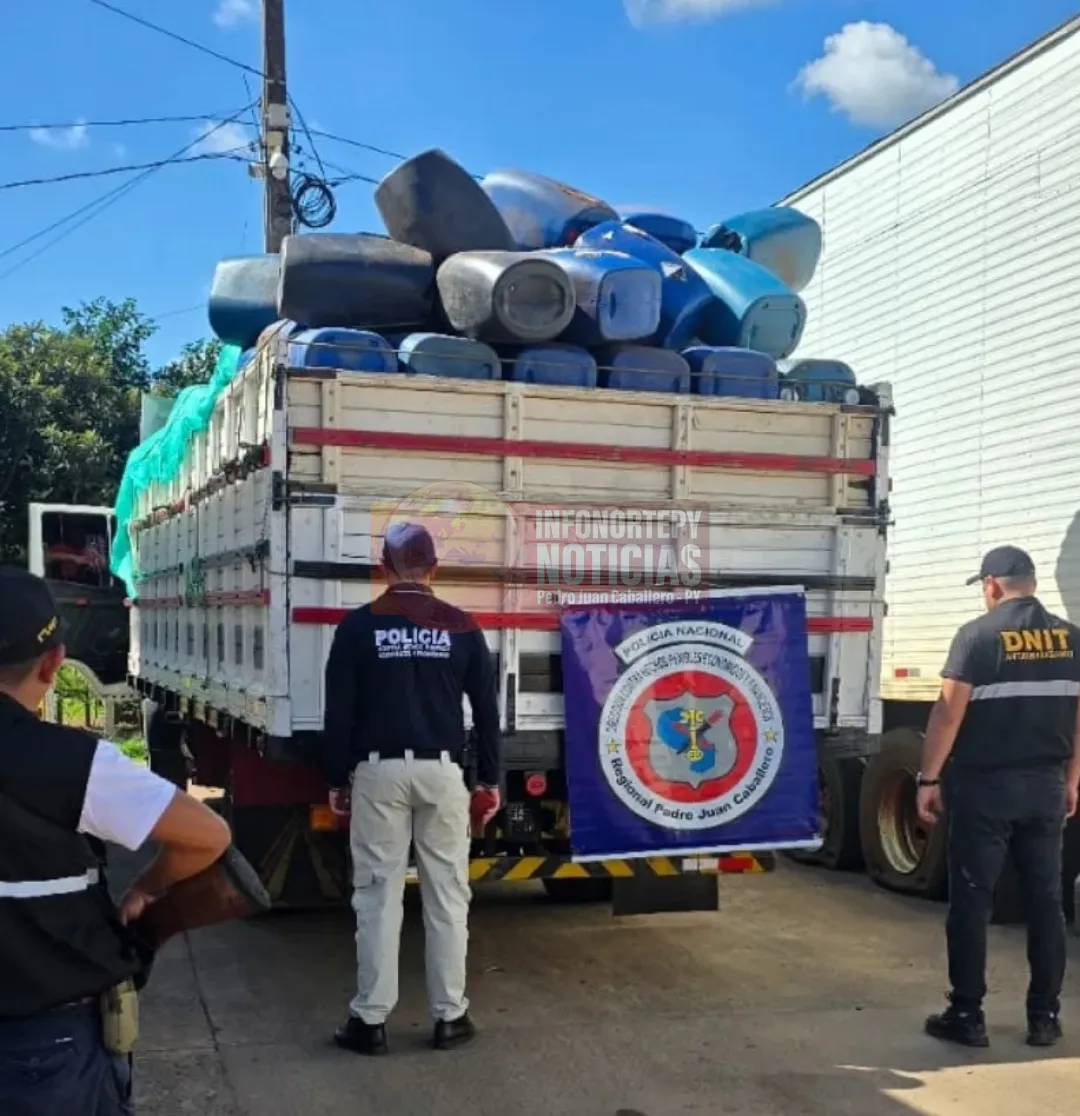 Incautan camión con carga irregular de bidones usados en Pedro Juan