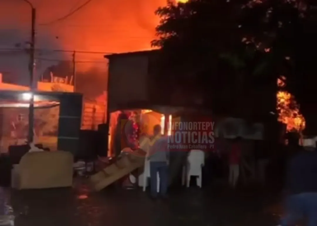 Vivienda ardió en llamas a causa de una cocina a leña en Pedro Juan