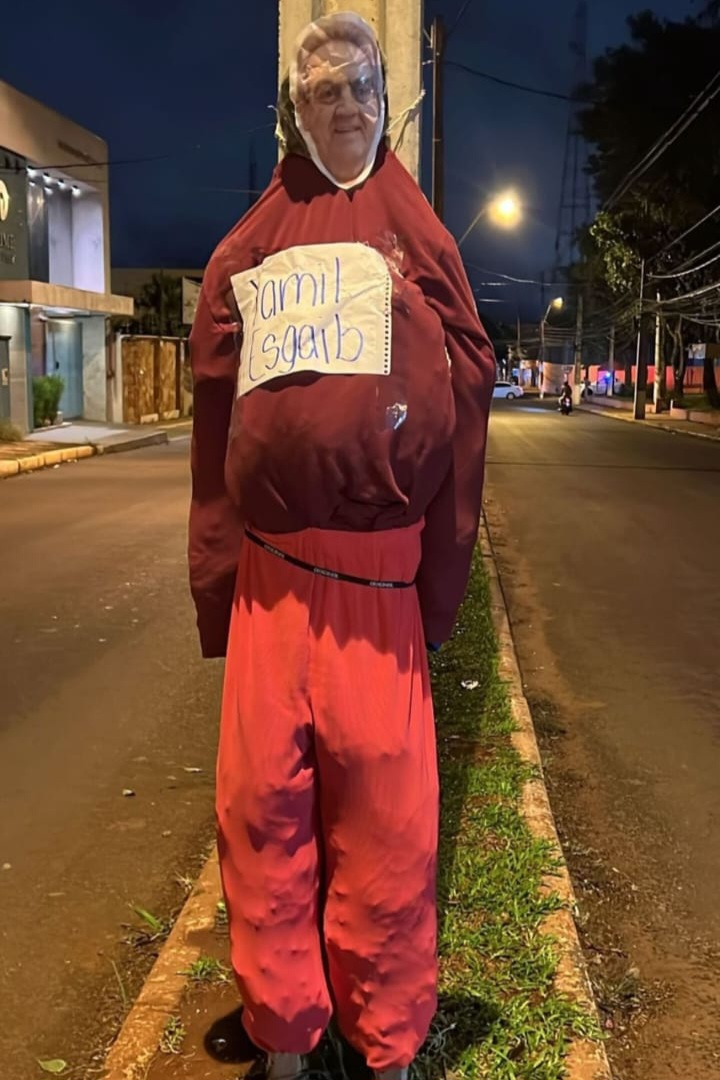 Queman muñeco de Yamil Esgaib en manifestación de estudiantes en Pedro Juan