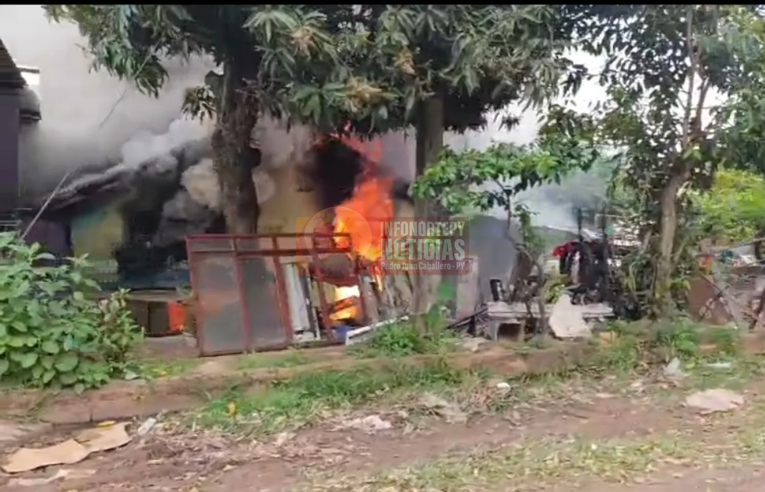 Incendio consume vivienda en el barrio Guaraní de Pedro Juan