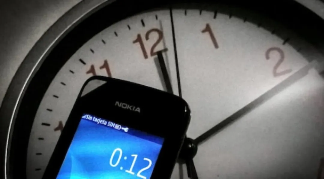 Teléfonos “no inteligentes”: el drama con el cambio de hora de medianoche