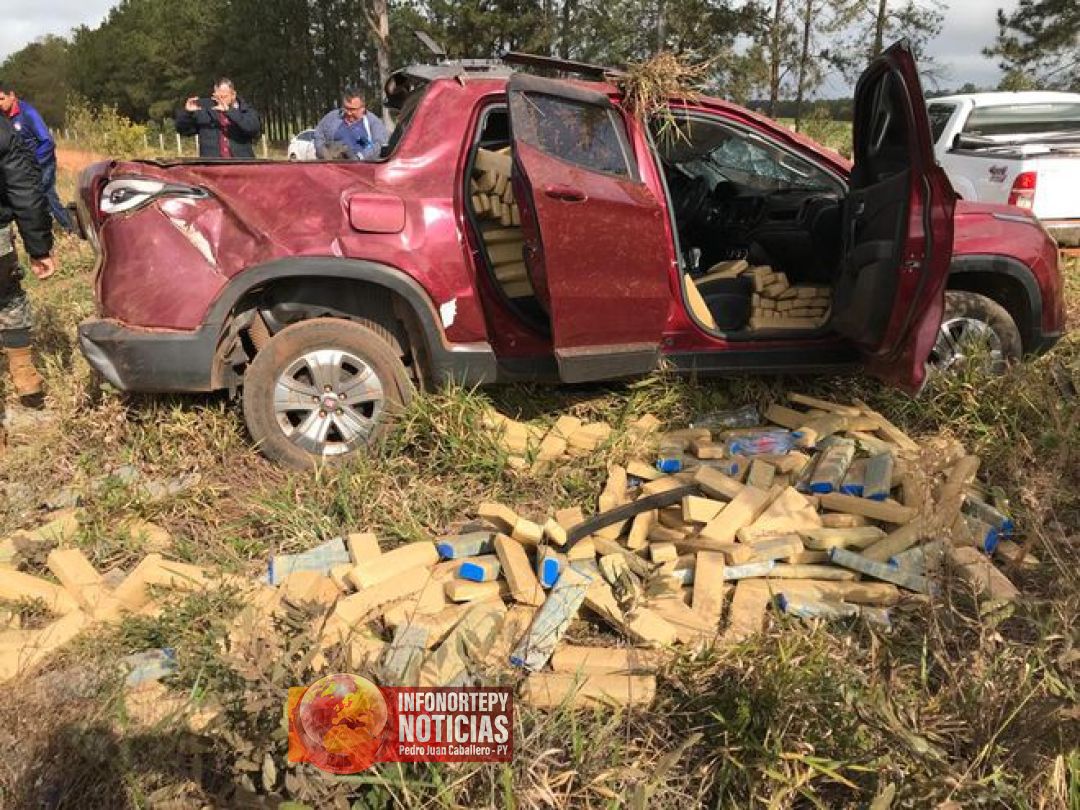 Camioneta que transportaba marihuana volcó en zona rural de Pedro Juan