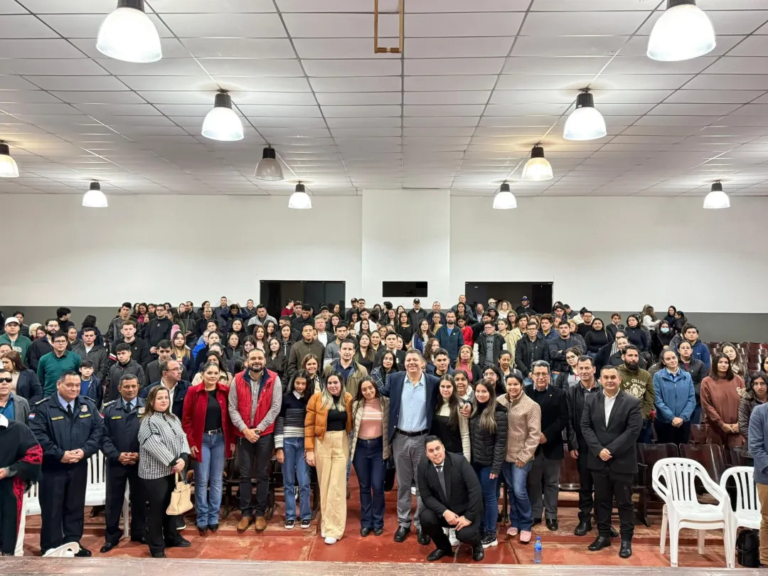 Gobernador Juancho Acosta otorga 200 becas universitarias en Amambay