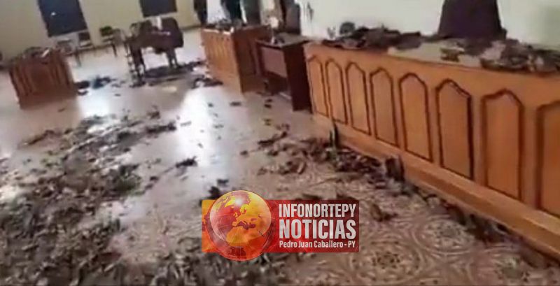 Indignados ciudadanos llenan de basura la Junta Municipal de Concepción